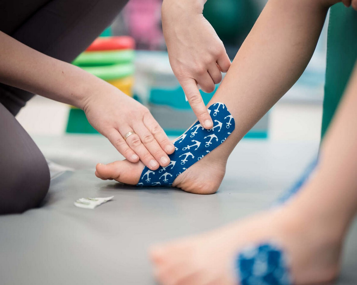 kinesiotaping - przykład metody stosowanej w terapii napięcia mięśniowo-powięziowego